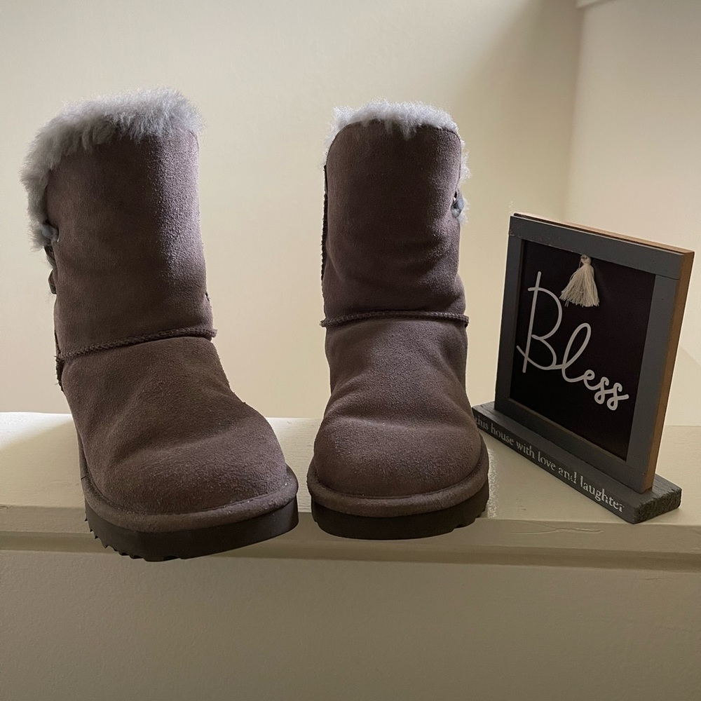 UGGS - Picture 2 of 4